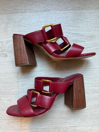 Sandalias tacón Uterqüe burdeos