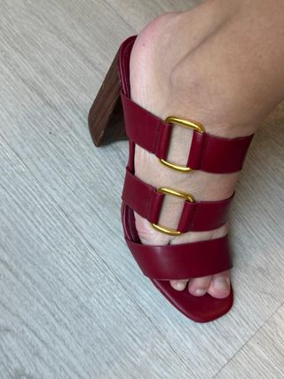 Sandalias tacón Uterqüe burdeos