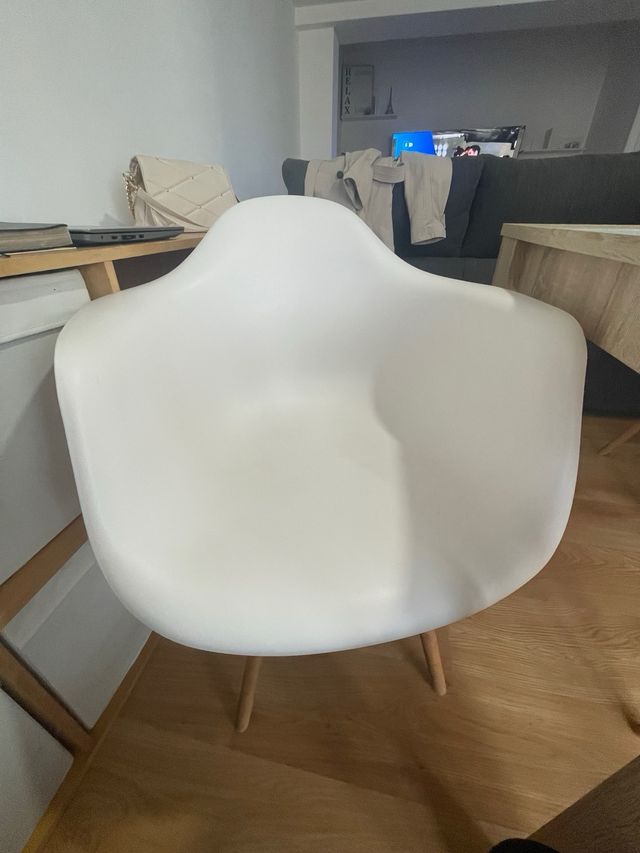 Mesa comedor y 4 sillas blancas