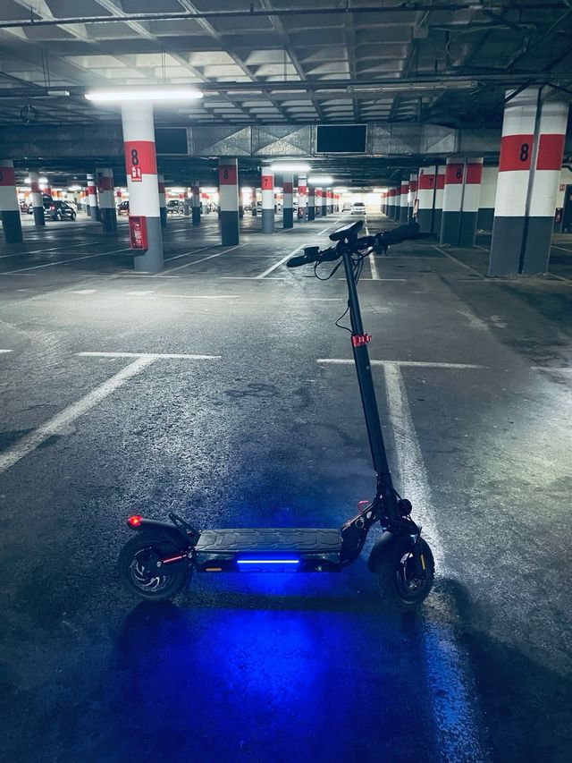 Patinete eléctrico negro con detalles rojos