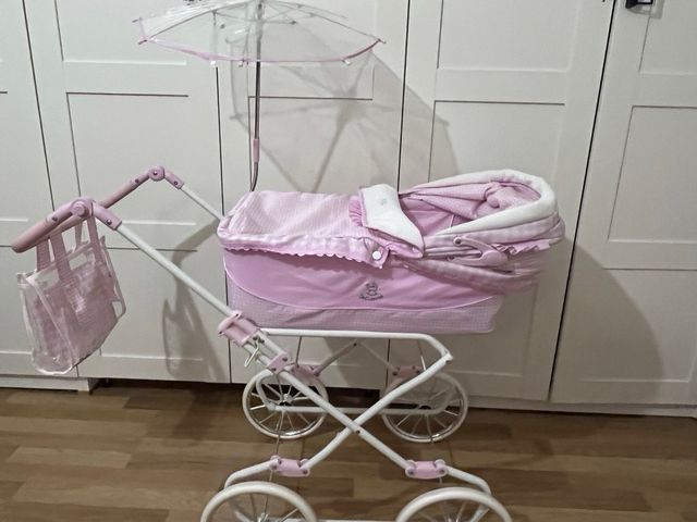 Carro de muñecas rosa con capota y bolso De Cuevas