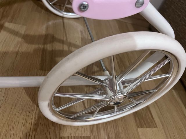 Carro de muñecas rosa con capota y bolso De Cuevas