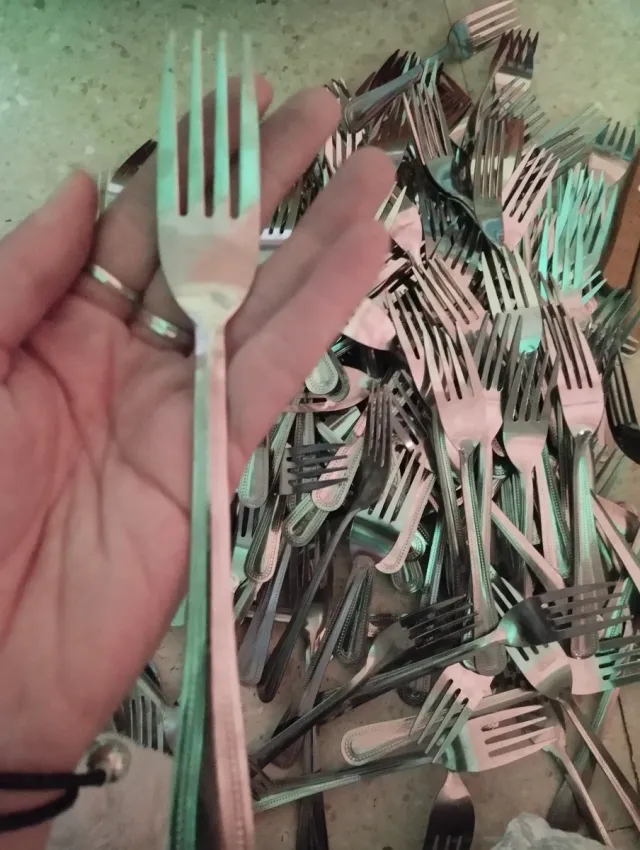 Tenedores de metal plateados