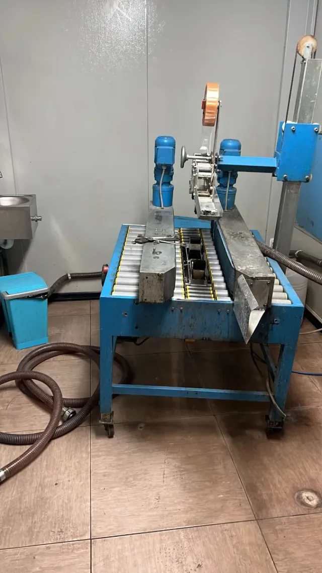 Máquina automatizada para cerrar cajas