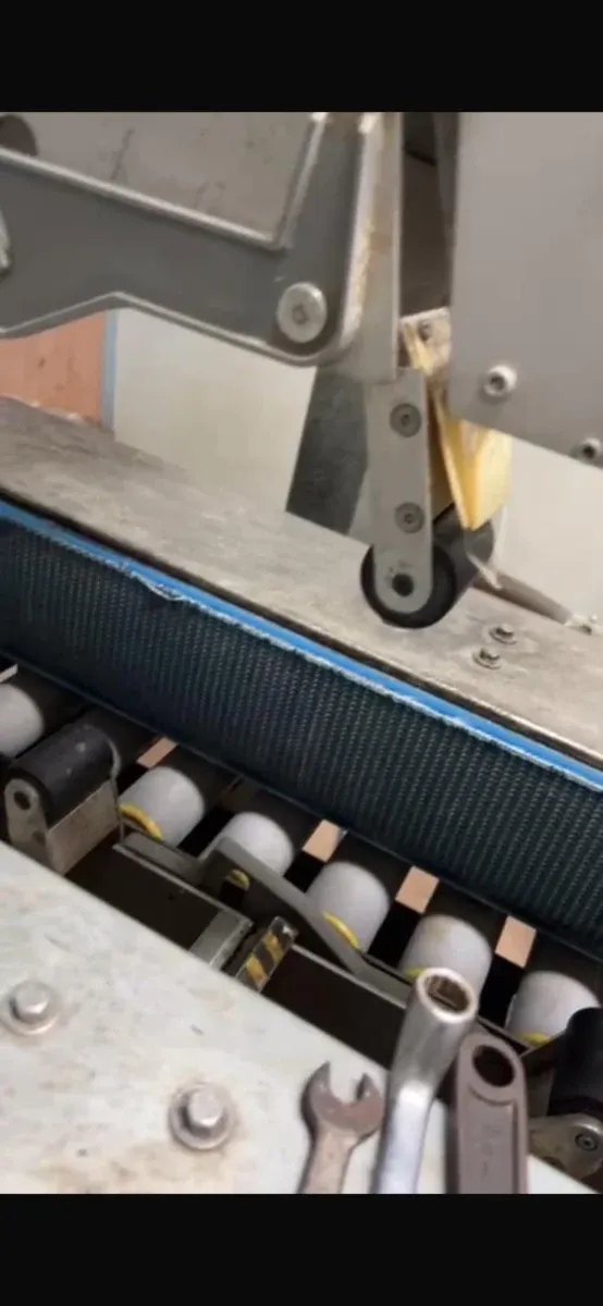 Máquina automatizada para cerrar cajas