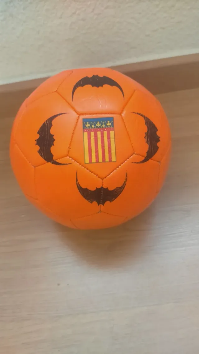 Pelota de fútbol naranja Valencia