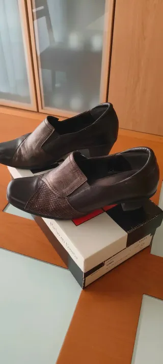 Zapatos de salón marrones talla 38