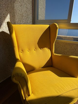 Sillón orejero amarillo Ikea