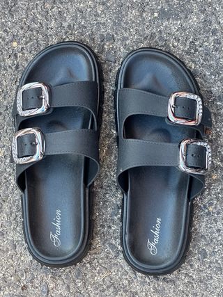 Sandalias negras con hebillas brillantes