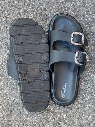 Sandalias negras con hebillas brillantes