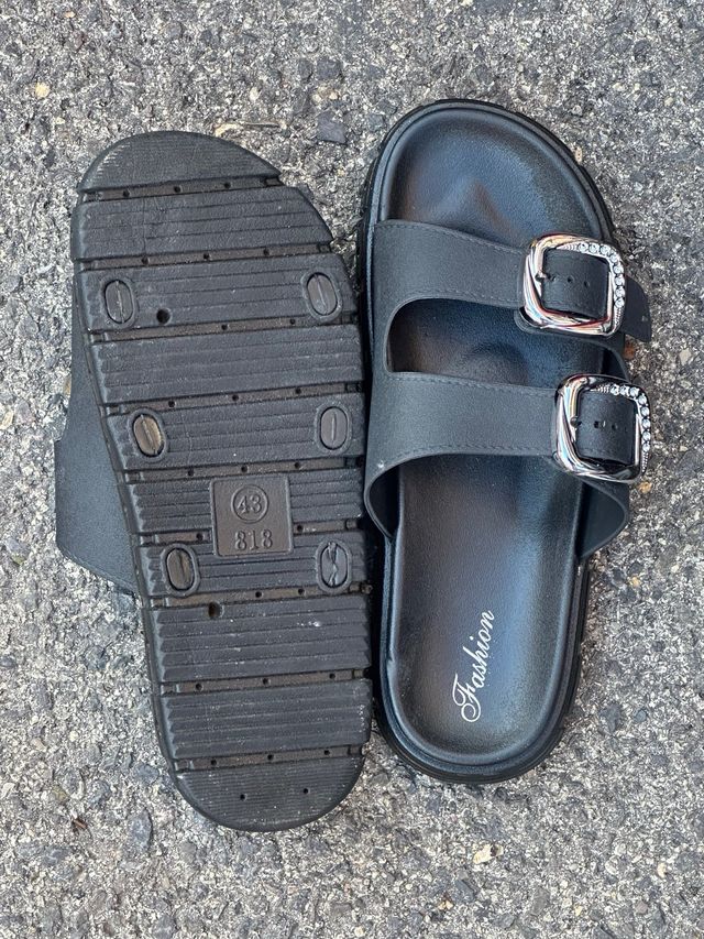 Sandalias negras con hebillas brillantes