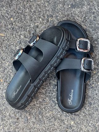 Sandalias negras con hebillas brillantes