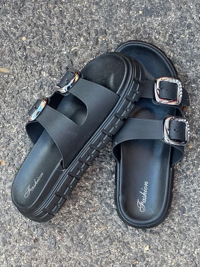 Sandalias negras con hebillas brillantes