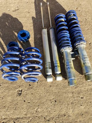 Amortiguadores y muelles coche azules