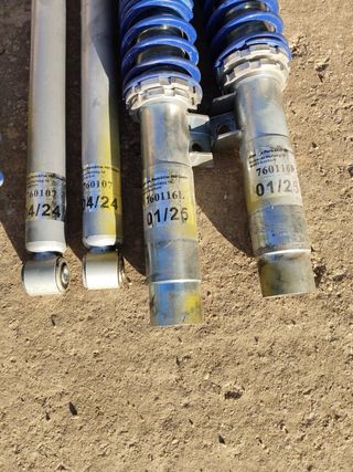 Amortiguadores y muelles coche azules