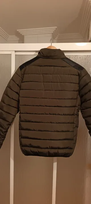 Cazadora acolchada verde