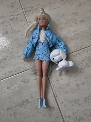 Barbie con conjunto azul