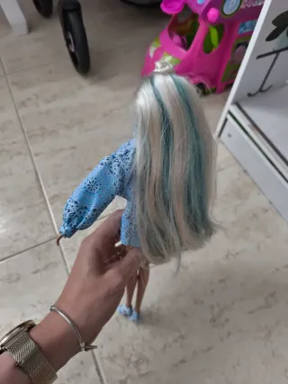 Barbie con conjunto azul