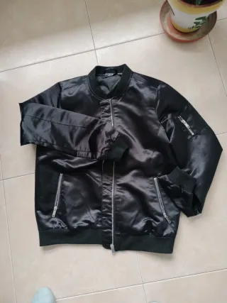 Chaqueta bomber de raso negra vale chico o chica