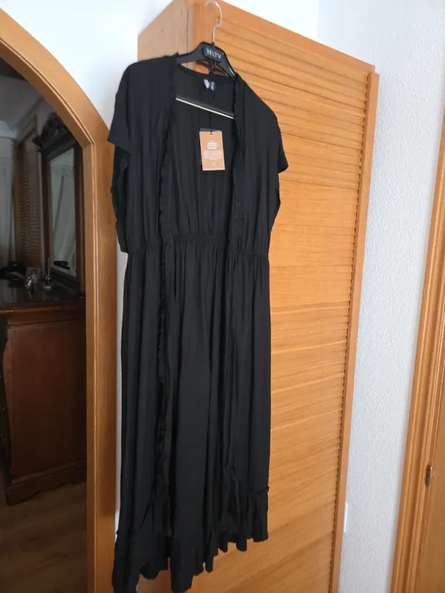 Vestido negro largo con volantes