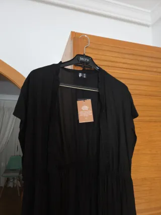 Vestido negro largo con volantes