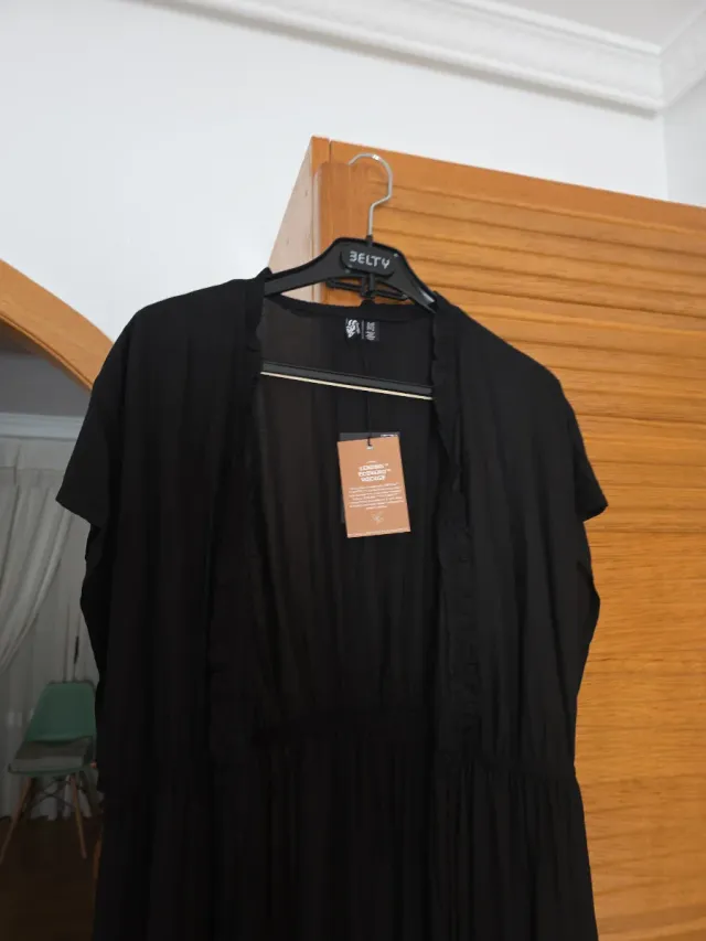 Vestido negro largo con volantes