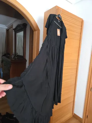 Vestido negro largo con volantes