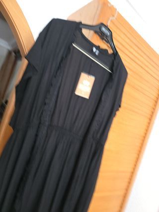 Vestido negro largo con volantes