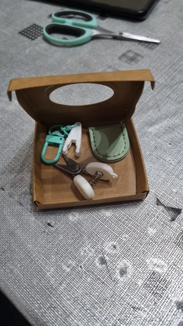 Mini Tijeras Llavero con Accesorios