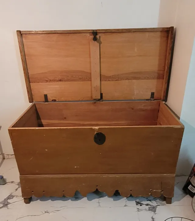 Arca antigua de madera