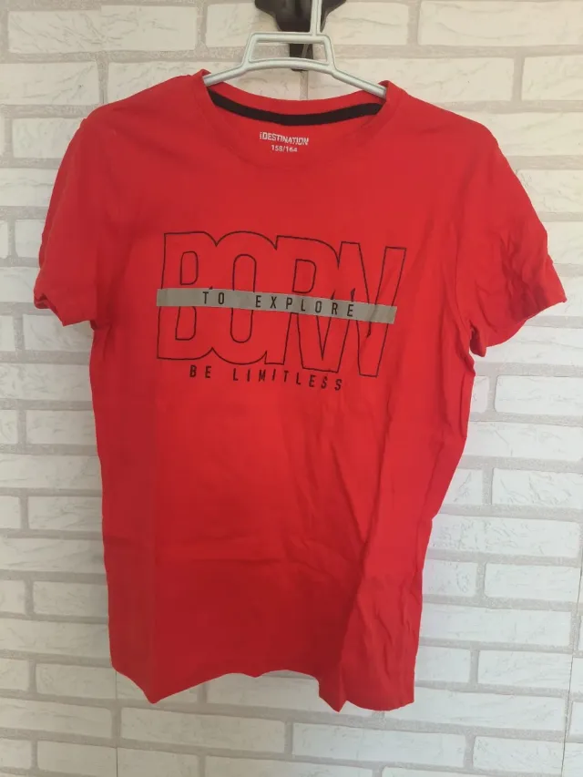 Camiseta roja con estampado Born to Explore