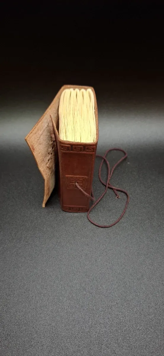 Cuaderno artesanal con piedra azul