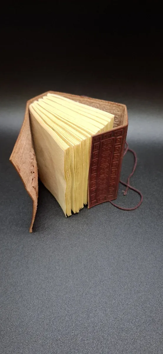 Cuaderno artesanal con piedra azul