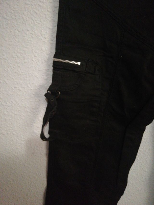 Pantalones negros con cremalleras y tachuelas