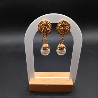 Orecchini pendenti dorati con perle