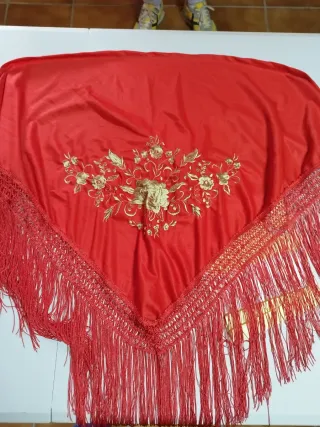 Dos Mantónes Flamenco Rojos Bordados