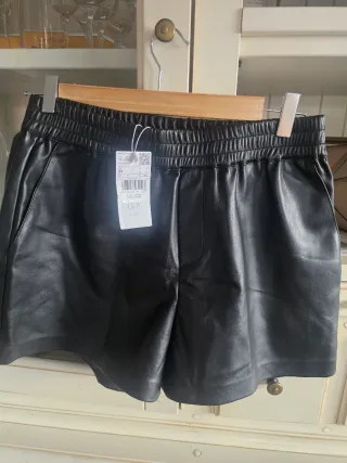 Pantalones cortos piel -cuero ecológico Mango