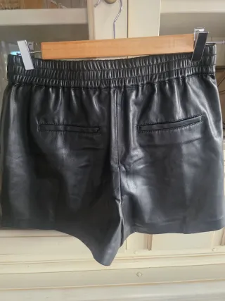 Pantalones cortos piel -cuero ecológico Mango