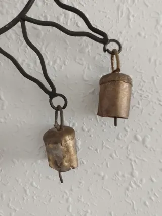 Decorazione da parete in ferro battuto a forma di sole con campanelle