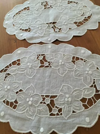 Set 2 centrini ad intaglio floreale