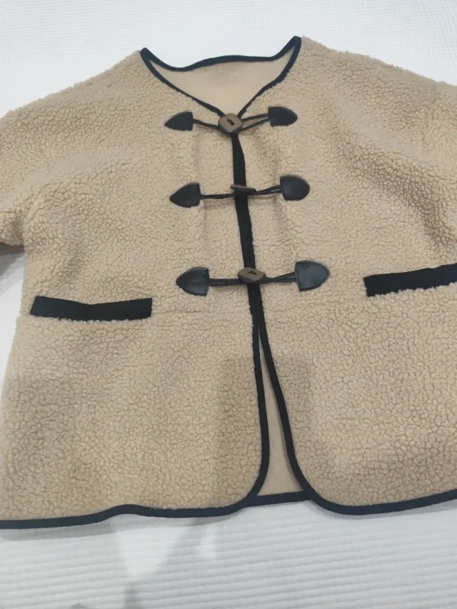 Chaqueta  oversize beige con botones