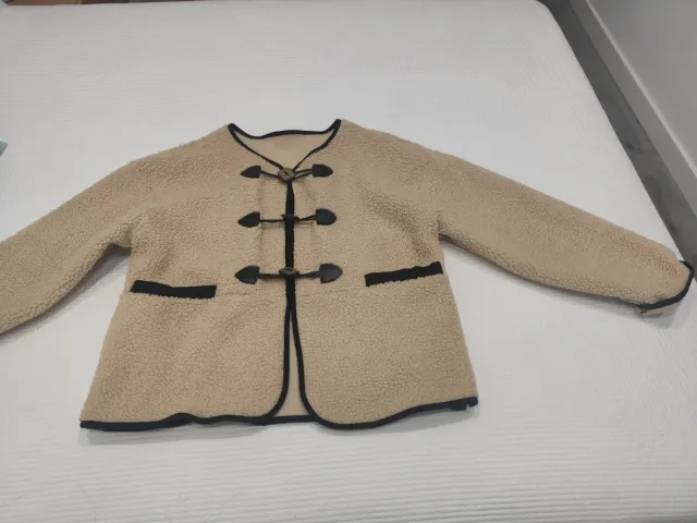 Chaqueta  oversize beige con botones