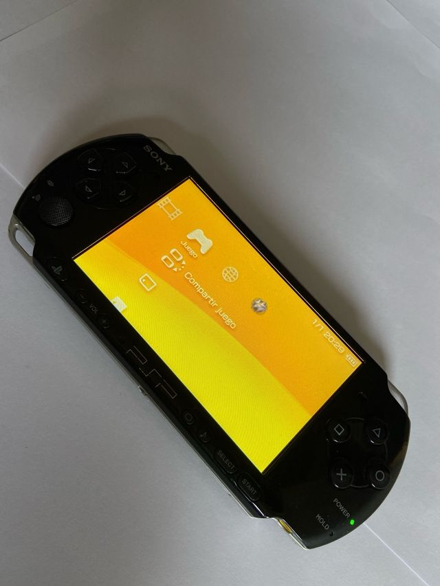 CONSOLE PSP 3004 NERA + 6 GIOCHI