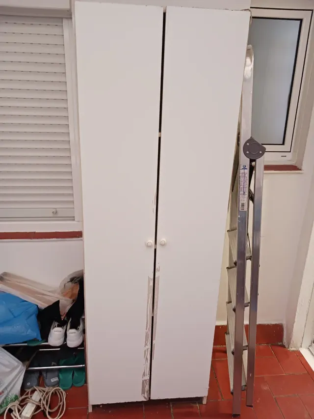 Armario blanco de madera