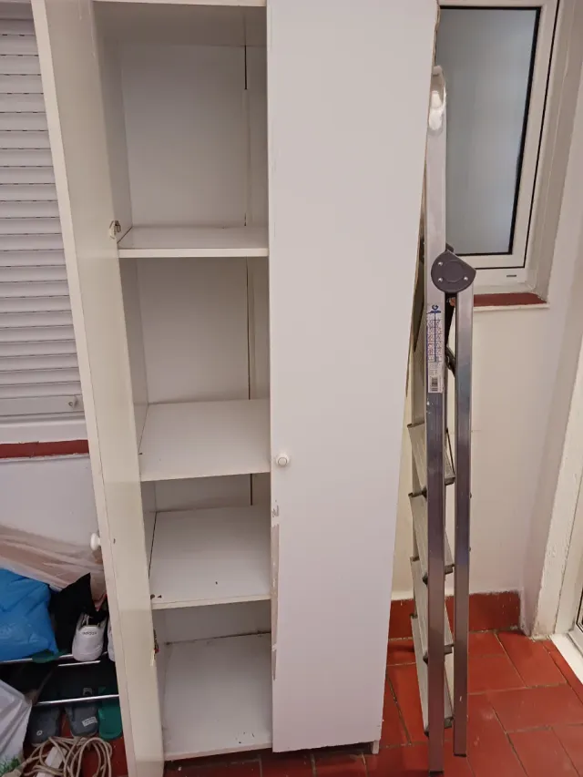 Armario blanco de madera