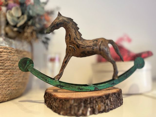 Cavallo a dondolo decorativo in metallo