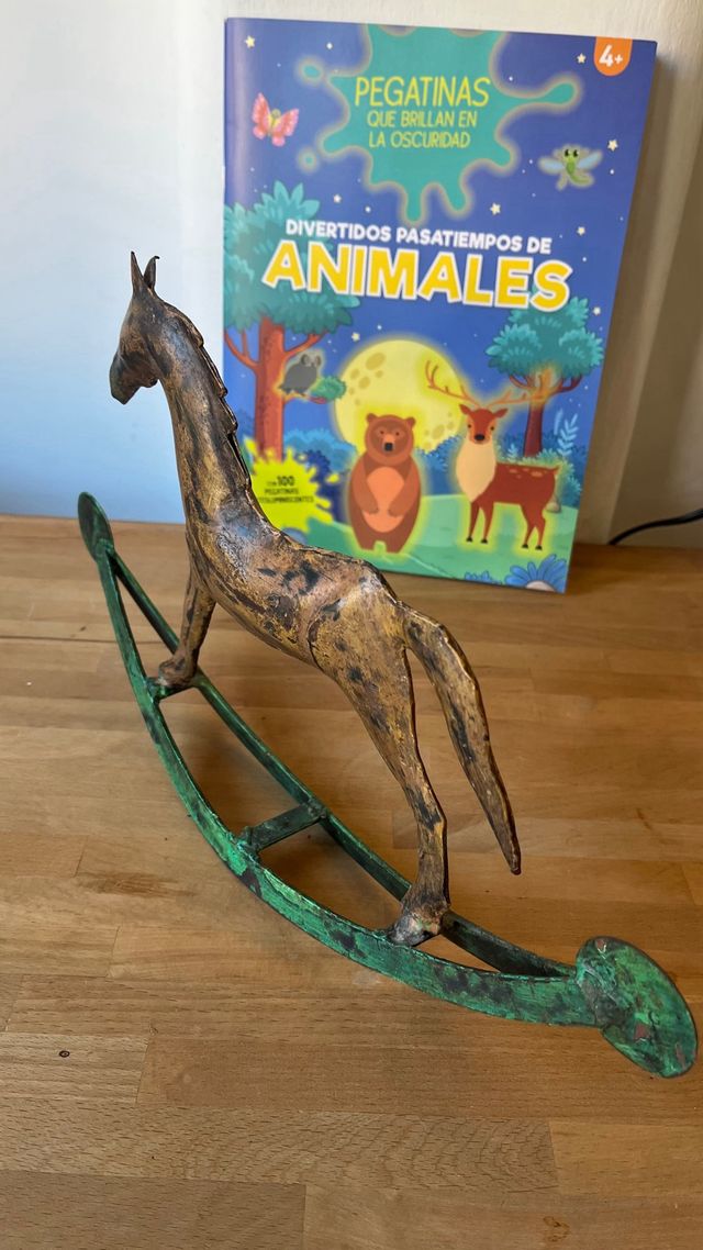 Cavallo a dondolo decorativo in metallo