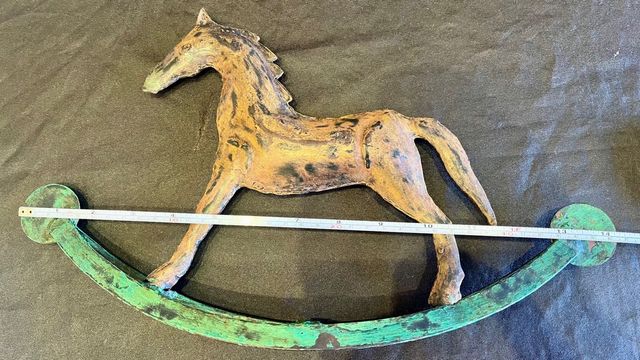 Cavallo a dondolo decorativo in metallo