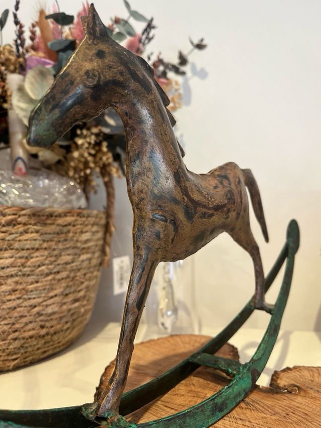 Cavallo a dondolo decorativo in metallo
