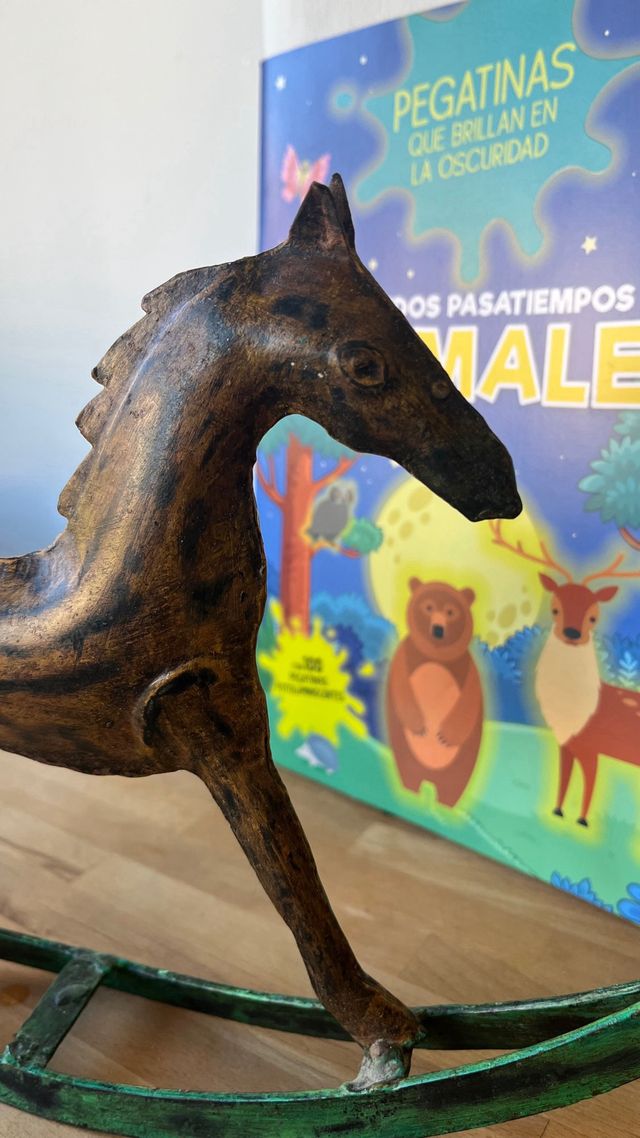 Cavallo a dondolo decorativo in metallo